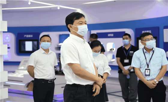 光明区委副书记、政法委书记张华伟莅临奇异果体育调研指导